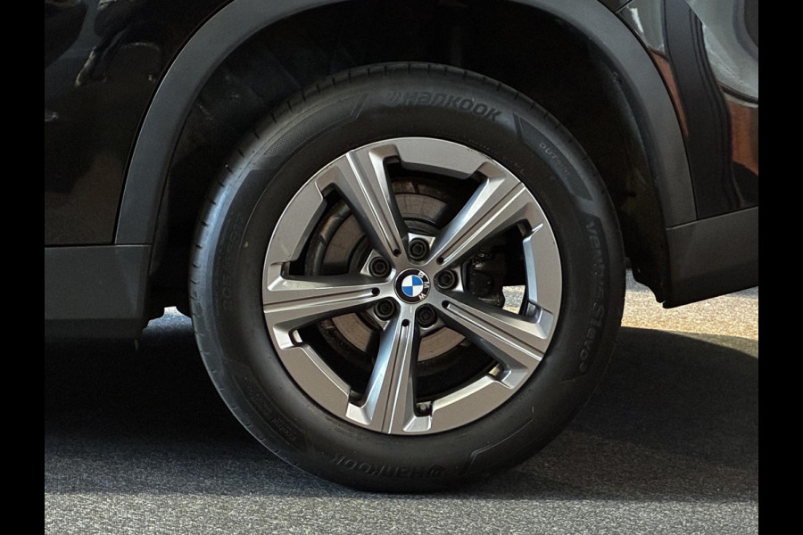 BMW X1 sDrive20i Automaat / Live Cockpit Plus / Navigatiesysteem / Parkeersensoren voor + achter / Active Guard / Cruise Control / DAB / Connected Package Professional / Parkarking Assitant / LED