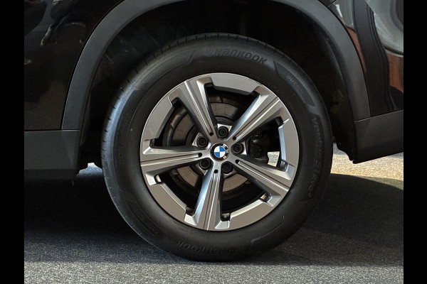 BMW X1 sDrive20i Automaat / Live Cockpit Plus / Navigatiesysteem / Parkeersensoren voor + achter / Active Guard / Cruise Control / DAB / Connected Package Professional / Parkarking Assitant / LED