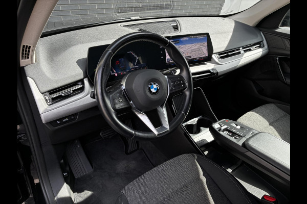 BMW X1 sDrive20i Automaat / Live Cockpit Plus / Navigatiesysteem / Parkeersensoren voor + achter / Active Guard / Cruise Control / DAB / Connected Package Professional / Parkarking Assitant / LED