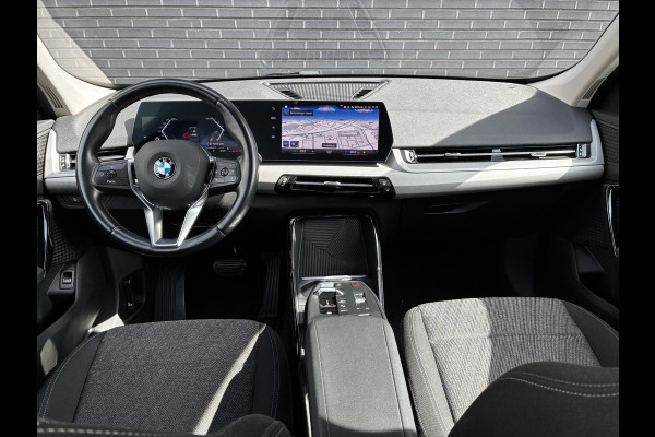 BMW X1 sDrive20i Automaat / Live Cockpit Plus / Navigatiesysteem / Parkeersensoren voor + achter / Active Guard / Cruise Control / DAB / Connected Package Professional / Parkarking Assitant / LED