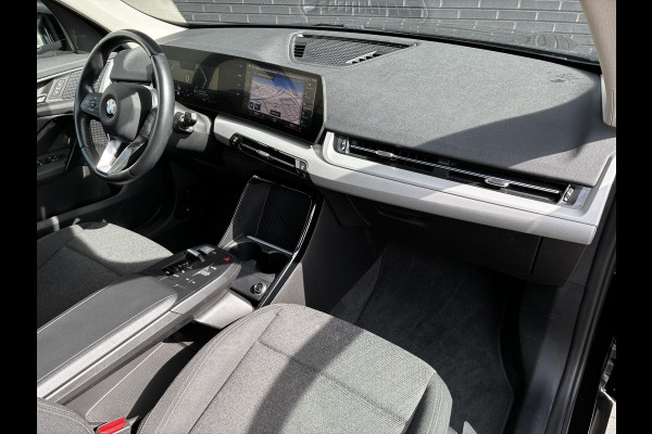 BMW X1 sDrive20i Automaat / Live Cockpit Plus / Navigatiesysteem / Parkeersensoren voor + achter / Active Guard / Cruise Control / DAB / Connected Package Professional / Parkarking Assitant / LED
