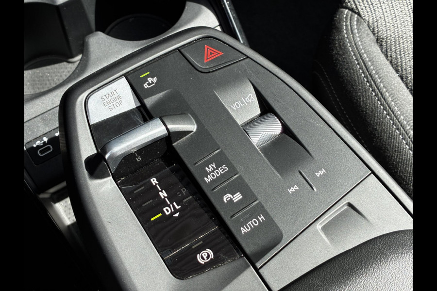 BMW X1 sDrive20i Automaat / Live Cockpit Plus / Navigatiesysteem / Parkeersensoren voor + achter / Active Guard / Cruise Control / DAB / Connected Package Professional / Parkarking Assitant / LED