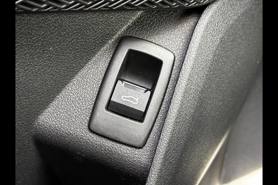 BMW X1 sDrive20i Automaat / Live Cockpit Plus / Navigatiesysteem / Parkeersensoren voor + achter / Active Guard / Cruise Control / DAB / Connected Package Professional / Parkarking Assitant / LED