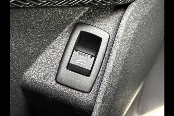 BMW X1 sDrive20i Automaat / Live Cockpit Plus / Navigatiesysteem / Parkeersensoren voor + achter / Active Guard / Cruise Control / DAB / Connected Package Professional / Parkarking Assitant / LED