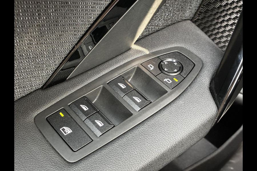 BMW X1 sDrive20i Automaat / Live Cockpit Plus / Navigatiesysteem / Parkeersensoren voor + achter / Active Guard / Cruise Control / DAB / Connected Package Professional / Parkarking Assitant / LED