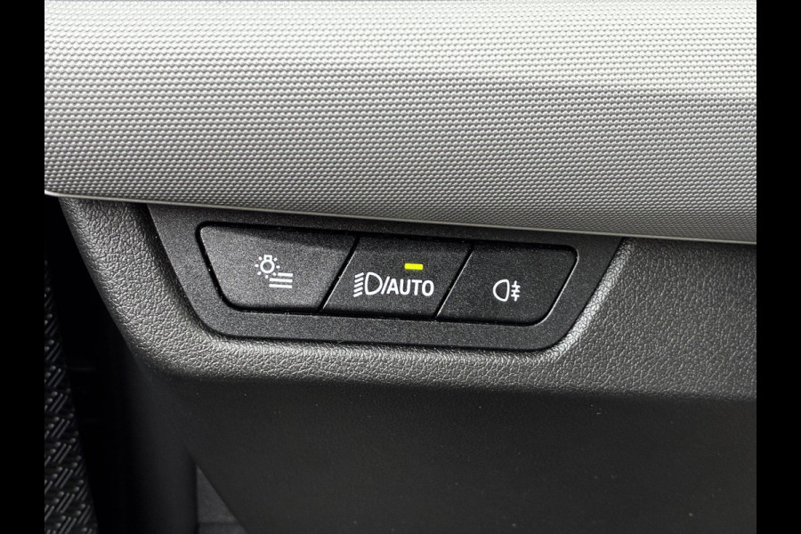 BMW X1 sDrive20i Automaat / Live Cockpit Plus / Navigatiesysteem / Parkeersensoren voor + achter / Active Guard / Cruise Control / DAB / Connected Package Professional / Parkarking Assitant / LED