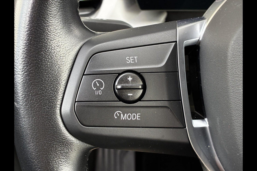 BMW X1 sDrive20i Automaat / Live Cockpit Plus / Navigatiesysteem / Parkeersensoren voor + achter / Active Guard / Cruise Control / DAB / Connected Package Professional / Parkarking Assitant / LED