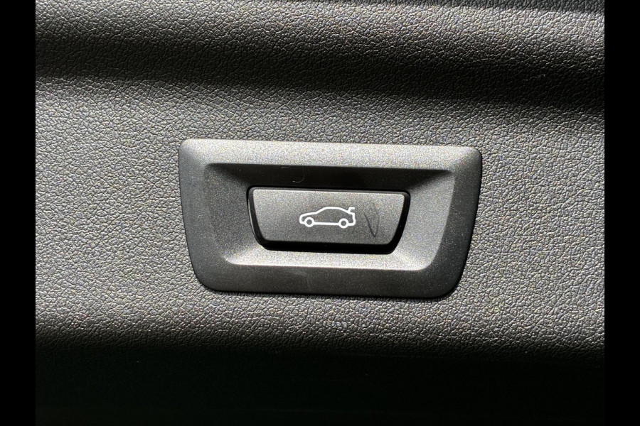 BMW X1 sDrive20i Automaat / Live Cockpit Plus / Navigatiesysteem / Parkeersensoren voor + achter / Active Guard / Cruise Control / DAB / Connected Package Professional / Parkarking Assitant / LED