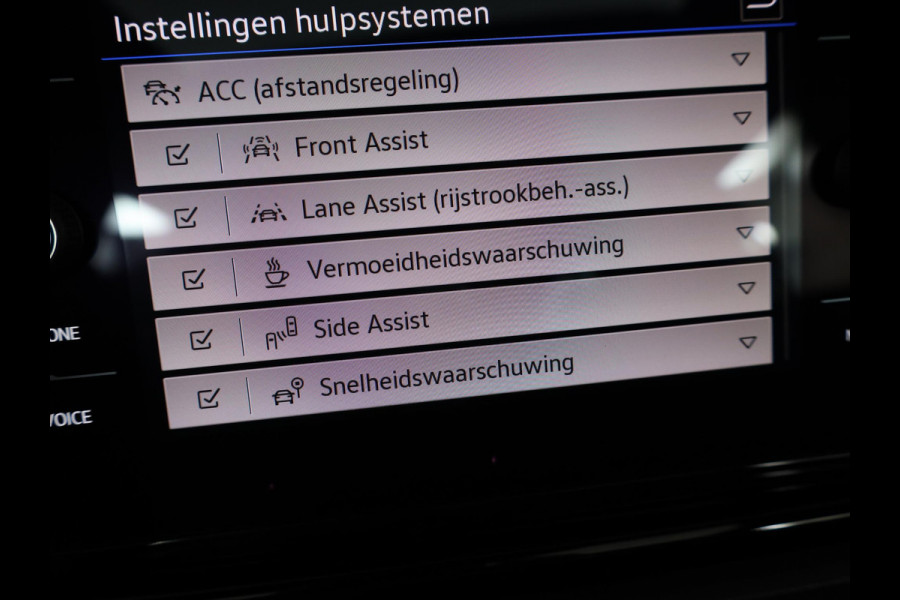 Volkswagen T-Roc 1.5 TSI R-Line Edition 150PK DSG | Panorama dak | Camera | Apple carplay | PDC|