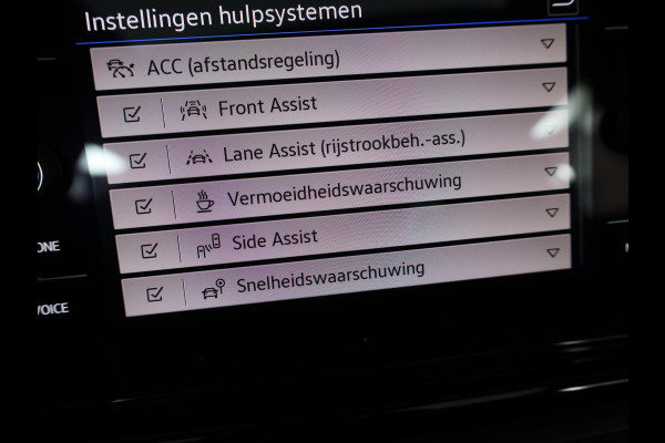 Volkswagen T-Roc 1.5 TSI R-Line Edition 150PK DSG | Panorama dak | Camera | Apple carplay | PDC|