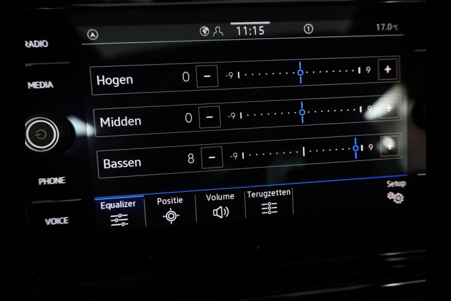 Volkswagen T-Roc 1.5 TSI R-Line Edition 150PK DSG | Panorama dak | Camera | Apple carplay | PDC|
