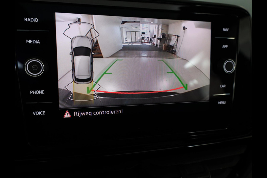 Volkswagen T-Roc 1.5 TSI R-Line Edition 150PK DSG | Panorama dak | Camera | Apple carplay | PDC|