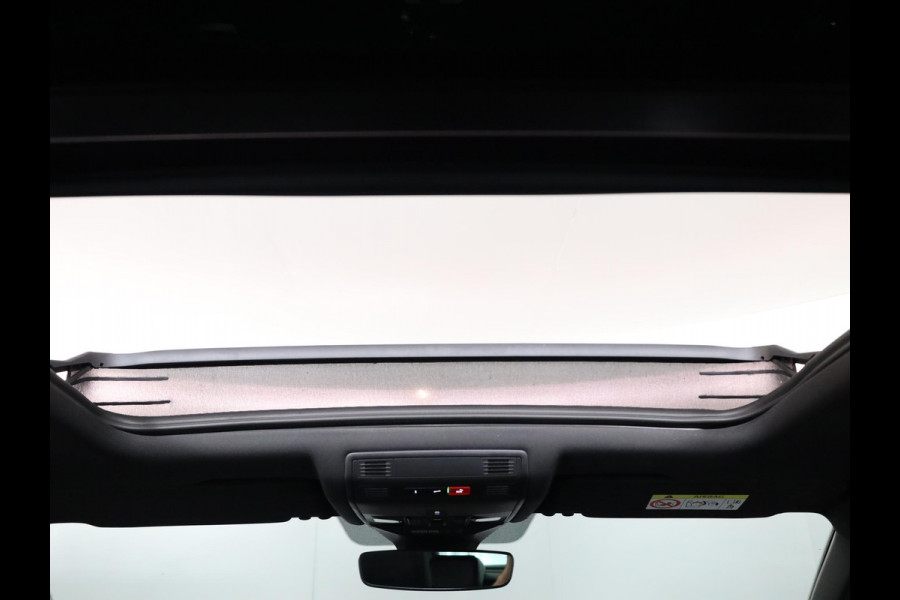 Volkswagen T-Roc 1.5 TSI R-Line Edition 150PK DSG | Panorama dak | Camera | Apple carplay | PDC|