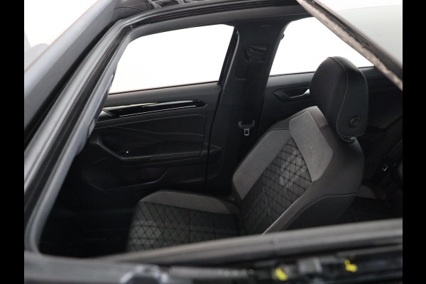 Volkswagen T-Roc 1.5 TSI R-Line Edition 150PK DSG | Panorama dak | Camera | Apple carplay | PDC|