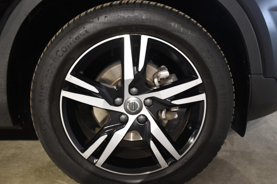 Volvo XC40 T2 129PK Automaat R-Design / Navigatie / Parkeersensoren / Adaptieve Cruise control / R-Design leder-Nubuck bekl. / Dodehoeksensor / Extra getint glas / All season banden