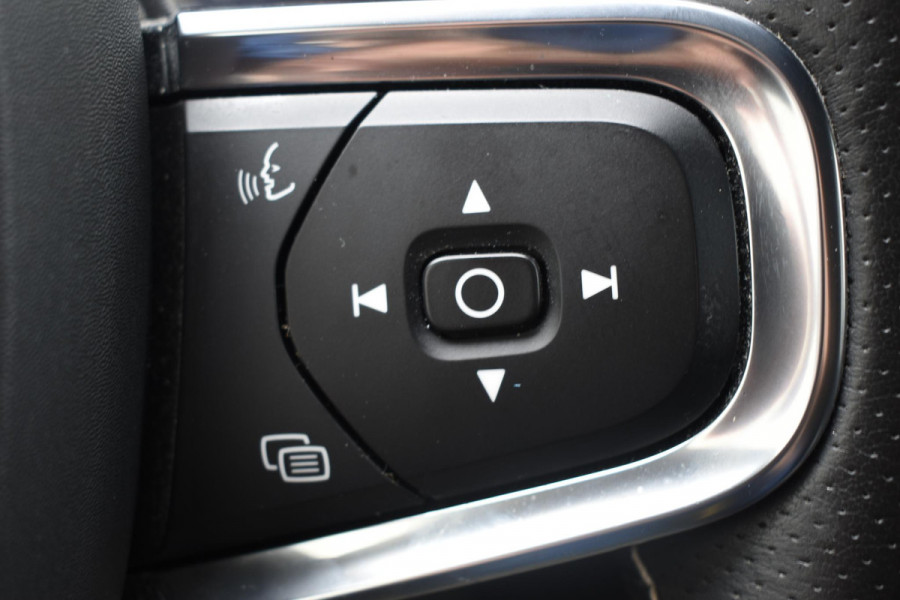 Volvo XC40 T2 129PK Automaat R-Design / Navigatie / Parkeersensoren / Adaptieve Cruise control / R-Design leder-Nubuck bekl. / Dodehoeksensor / Extra getint glas / All season banden