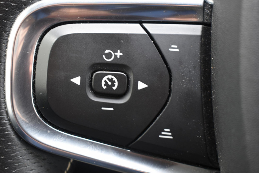 Volvo XC40 T2 129PK Automaat R-Design / Navigatie / Parkeersensoren / Adaptieve Cruise control / R-Design leder-Nubuck bekl. / Dodehoeksensor / Extra getint glas / All season banden