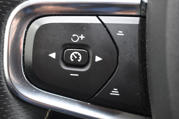 Volvo XC40 T2 129PK Automaat R-Design / Navigatie / Parkeersensoren / Adaptieve Cruise control / R-Design leder-Nubuck bekl. / Dodehoeksensor / Extra getint glas / All season banden