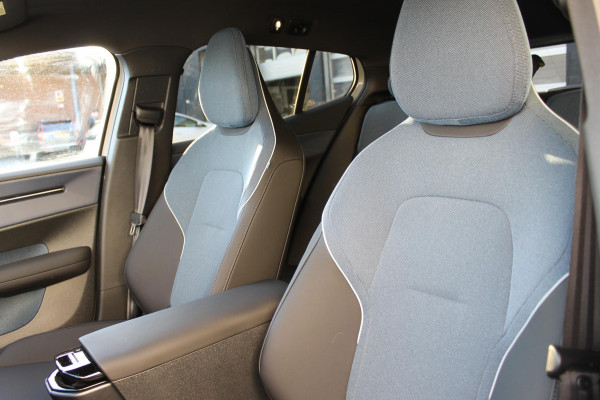 Volvo EX30 Single Motor Extended Range Plus 69 kWh Google Services / 19" lichtmetalen velgen / Parkeer sensoren voor en achter met parkeercamera achter / Adaptieve Cruise Control