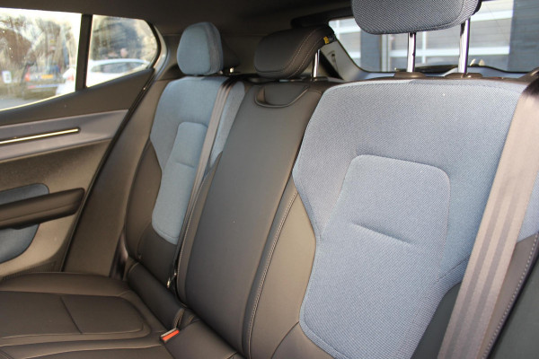 Volvo EX30 Single Motor Extended Range Plus 69 kWh Google Services / 19" lichtmetalen velgen / Parkeer sensoren voor en achter met parkeercamera achter / Adaptieve Cruise Control