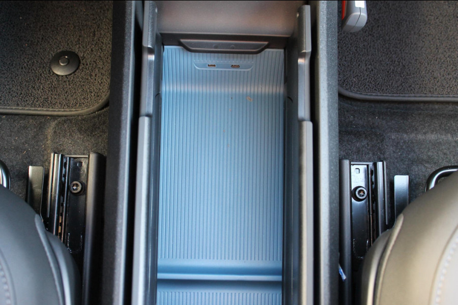 Volvo EX30 Single Motor Extended Range Plus 69 kWh Google Services / 19" lichtmetalen velgen / Parkeer sensoren voor en achter met parkeercamera achter / Adaptieve Cruise Control