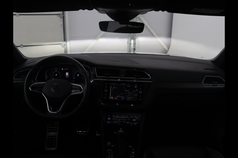 Volkswagen Tiguan 1.5 eHybrid Life Edition | SOH 91,0% | Panoramadak | Memory | Leder | Stuur/stoel verwarming | Adaptive cruise | Sfeerverlichting | 360 camera | Park assist | Carplay | Elektrische achterklep
