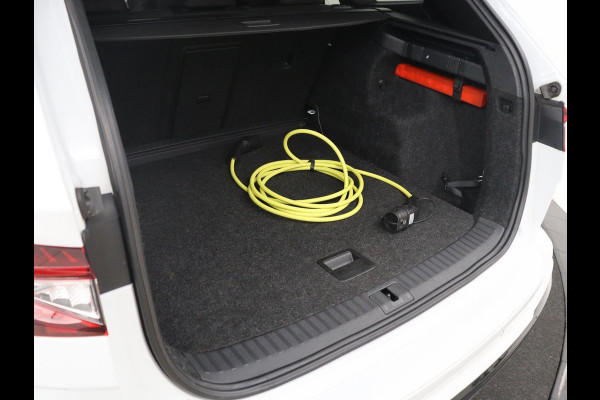 Škoda Enyaq iV 60 Sportline | SOH 91,8% | Leder/alcantara | Adaptive cruise | Stuur/stoel verwarming | Carplay | Sfeerverlichting | Climate control | Camera | Park assist | Trekhaak