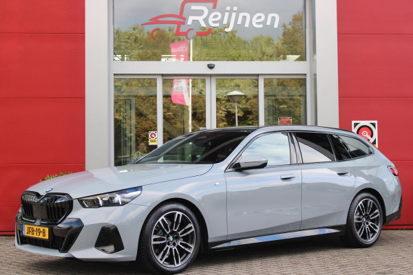 BMW 5 Serie Touring 520i M-SPORT | PANORAMA DAK | TREKHAAK ELEKTRISCH WEGKLAPBAAR | HARMAN KARDON AUDIO SYSTEM | SHADOW LINE PAKKET | ELEKTRISCH VERSTELBARE VOORSTOELEN MET GEHEUGENFUNCTIE | STOEL VENTILATIE VOOR | STOEL VERWARMING VOOR + ACHTER | 360° CAMERA | DRAADLOZE TELEFOONLADER | STAND VERWARMING | LEDEREN BEKLEDING "VEGANZA ZWART" | WARMTEWEREND GLAS | SPORT CHASSIS "M-TECHNIC" | INNOVATIE PAKKET: (HEAD UP DISPLAY/LIVE NAVIGATIE/INTERIEUR CAMERA/PARKEERSENSOREN VOOR+ACHTER/CONNECTED SERVICES) | DRAADLOZE APPLE CARPLAY/ANDROID AUTO | TRAVEL PAKKET (ELEKTRISCH BEDIENBARE ACH