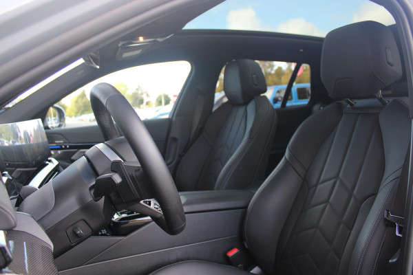 BMW 5 Serie Touring 520i M-SPORT | PANORAMA DAK | TREKHAAK ELEKTRISCH WEGKLAPBAAR | HARMAN KARDON AUDIO SYSTEM | SHADOW LINE PAKKET | ELEKTRISCH VERSTELBARE VOORSTOELEN MET GEHEUGENFUNCTIE | STOEL VENTILATIE VOOR | STOEL VERWARMING VOOR + ACHTER | 360° CAMERA | DRAADLOZE TELEFOONLADER | STAND VERWARMING | LEDEREN BEKLEDING "VEGANZA ZWART" | WARMTEWEREND GLAS | SPORT CHASSIS "M-TECHNIC" | INNOVATIE PAKKET: (HEAD UP DISPLAY/LIVE NAVIGATIE/INTERIEUR CAMERA/PARKEERSENSOREN VOOR+ACHTER/CONNECTED SERVICES) | DRAADLOZE APPLE CARPLAY/ANDROID AUTO | TRAVEL PAKKET (ELEKTRISCH BEDIENBARE ACH