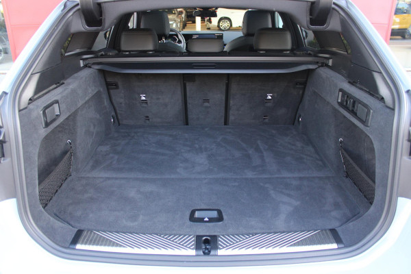 BMW 5 Serie Touring 520i M-SPORT | PANORAMA DAK | TREKHAAK ELEKTRISCH WEGKLAPBAAR | HARMAN KARDON AUDIO SYSTEM | SHADOW LINE PAKKET | ELEKTRISCH VERSTELBARE VOORSTOELEN MET GEHEUGENFUNCTIE | STOEL VENTILATIE VOOR | STOEL VERWARMING VOOR + ACHTER | 360° CAMERA | DRAADLOZE TELEFOONLADER | STAND VERWARMING | LEDEREN BEKLEDING "VEGANZA ZWART" | WARMTEWEREND GLAS | SPORT CHASSIS "M-TECHNIC" | INNOVATIE PAKKET: (HEAD UP DISPLAY/LIVE NAVIGATIE/INTERIEUR CAMERA/PARKEERSENSOREN VOOR+ACHTER/CONNECTED SERVICES) | DRAADLOZE APPLE CARPLAY/ANDROID AUTO | TRAVEL PAKKET (ELEKTRISCH BEDIENBARE ACH