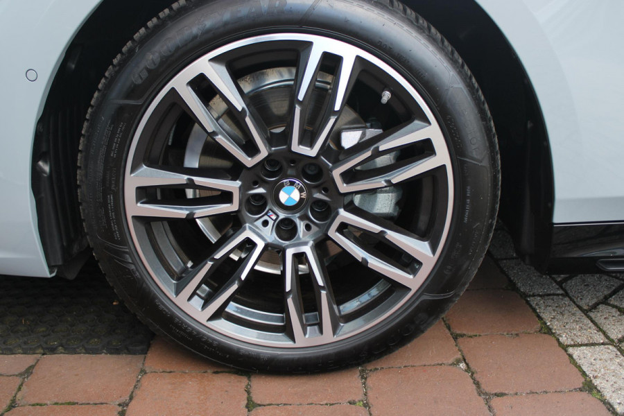 BMW 5 Serie Touring 520i M-SPORT | PANORAMA DAK | TREKHAAK ELEKTRISCH WEGKLAPBAAR | HARMAN KARDON AUDIO SYSTEM | SHADOW LINE PAKKET | ELEKTRISCH VERSTELBARE VOORSTOELEN MET GEHEUGENFUNCTIE | STOEL VENTILATIE VOOR | STOEL VERWARMING VOOR + ACHTER | 360° CAMERA | DRAADLOZE TELEFOONLADER | STAND VERWARMING | LEDEREN BEKLEDING "VEGANZA ZWART" | WARMTEWEREND GLAS | SPORT CHASSIS "M-TECHNIC" | INNOVATIE PAKKET: (HEAD UP DISPLAY/LIVE NAVIGATIE/INTERIEUR CAMERA/PARKEERSENSOREN VOOR+ACHTER/CONNECTED SERVICES) | DRAADLOZE APPLE CARPLAY/ANDROID AUTO | TRAVEL PAKKET (ELEKTRISCH BEDIENBARE ACH