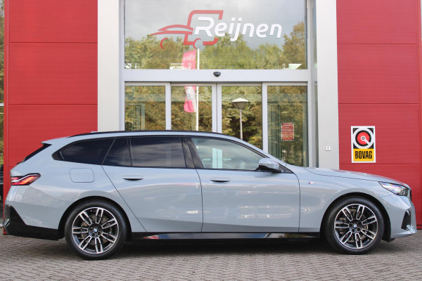 BMW 5 Serie Touring 520i M-SPORT | PANORAMA DAK | TREKHAAK ELEKTRISCH WEGKLAPBAAR | HARMAN KARDON AUDIO SYSTEM | SHADOW LINE PAKKET | ELEKTRISCH VERSTELBARE VOORSTOELEN MET GEHEUGENFUNCTIE | STOEL VENTILATIE VOOR | STOEL VERWARMING VOOR + ACHTER | 360° CAMERA | DRAADLOZE TELEFOONLADER | STAND VERWARMING | LEDEREN BEKLEDING "VEGANZA ZWART" | WARMTEWEREND GLAS | SPORT CHASSIS "M-TECHNIC" | INNOVATIE PAKKET: (HEAD UP DISPLAY/LIVE NAVIGATIE/INTERIEUR CAMERA/PARKEERSENSOREN VOOR+ACHTER/CONNECTED SERVICES) | DRAADLOZE APPLE CARPLAY/ANDROID AUTO | TRAVEL PAKKET (ELEKTRISCH BEDIENBARE ACH
