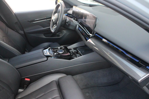BMW 5 Serie Touring 520i M-SPORT | PANORAMA DAK | TREKHAAK ELEKTRISCH WEGKLAPBAAR | HARMAN KARDON AUDIO SYSTEM | SHADOW LINE PAKKET | ELEKTRISCH VERSTELBARE VOORSTOELEN MET GEHEUGENFUNCTIE | STOEL VENTILATIE VOOR | STOEL VERWARMING VOOR + ACHTER | 360° CAMERA | DRAADLOZE TELEFOONLADER | STAND VERWARMING | LEDEREN BEKLEDING "VEGANZA ZWART" | WARMTEWEREND GLAS | SPORT CHASSIS "M-TECHNIC" | INNOVATIE PAKKET: (HEAD UP DISPLAY/LIVE NAVIGATIE/INTERIEUR CAMERA/PARKEERSENSOREN VOOR+ACHTER/CONNECTED SERVICES) | DRAADLOZE APPLE CARPLAY/ANDROID AUTO | TRAVEL PAKKET (ELEKTRISCH BEDIENBARE ACH