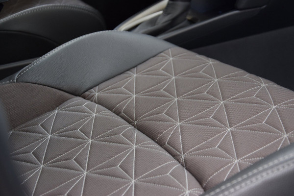 Toyota Yaris Cross 1.5 Hybrid Executive Bi-Tone Hud Navi|Panoramadak|Garantie|Dealer Onderhouden