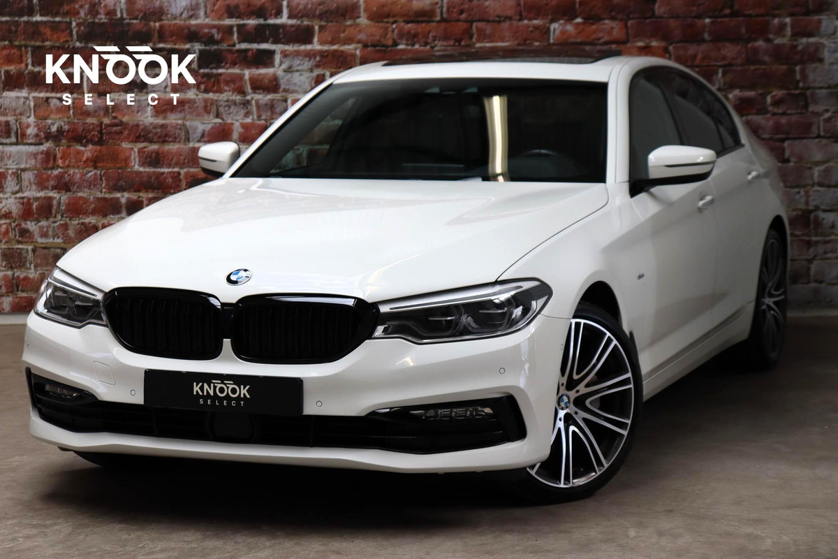 BMW 5 Serie Sedan 530i High Executive Sport Line Automaat / Navigatiesysteem Professional / Schuif-/kanteldak / Active Protection / Sfeerverlichting / Comfortstoelen / 20 Inch / Soft Close / Adaptieve LED-koplamp / Driving Assistant / Extra Getint Glas