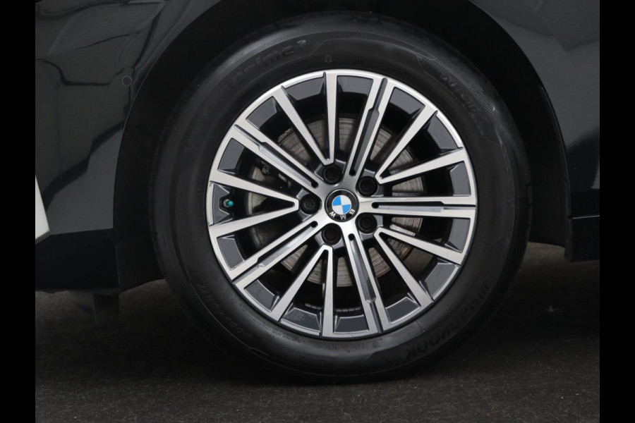 BMW 2 Serie Active Tourer 220i | Leder | Cruise control | Navigatie | Carplay | Sfeerverlichting | Virtueel dashboard | Camera | Park assist | Trekhaak
