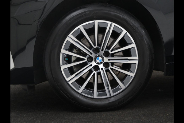 BMW 2 Serie Active Tourer 220i | Leder | Cruise control | Navigatie | Carplay | Sfeerverlichting | Virtueel dashboard | Camera | Park assist | Trekhaak