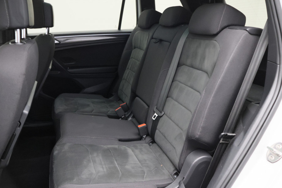 Volkswagen Tiguan Allspace 1.5 TSI DSG Highline Business R-Line 7p. Camera, Apple CarPlay, Panoramdak, Elek. Trekhaak, Virtual Cockpit, LED, 19"