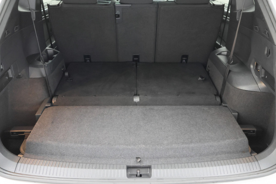 Volkswagen Tiguan Allspace 1.5 TSI DSG Highline Business R-Line 7p. Camera, Apple CarPlay, Panoramdak, Elek. Trekhaak, Virtual Cockpit, LED, 19"