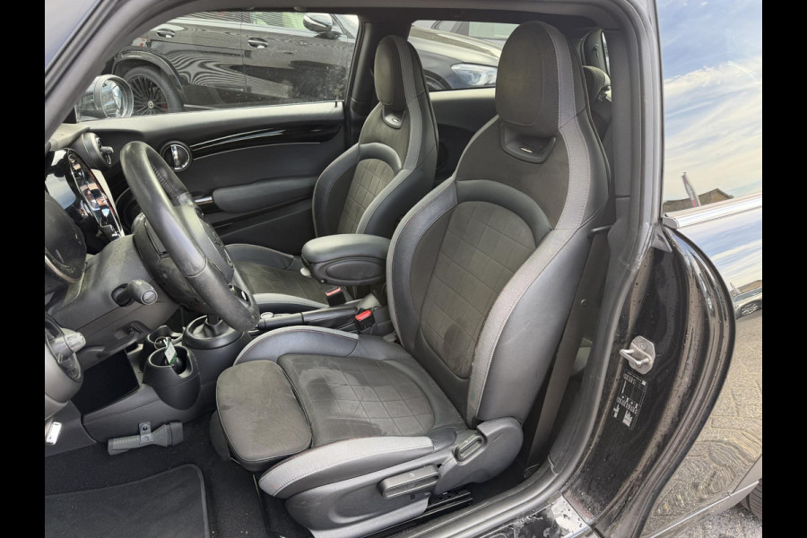 MINI 3-deurs 1.5 Cooper John Cooper Works | Panoramadak | Camera | Harmon Kardon | DAB |