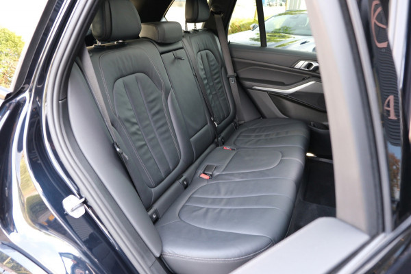 BMW X5 M50i High Executive |84.464km| 530pk V8 *Panodak/Leder/Camera/21 Inch Breedset