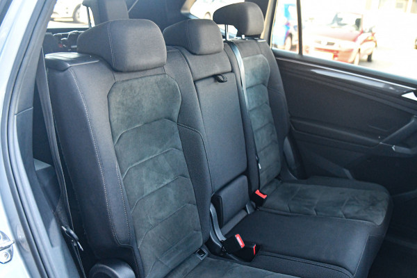 Volkswagen Tiguan Allspace 1.5 TSI R-Line, 7 persoons, Pano, Massage, Dynaudio, ACC, Camera, Dodehoek, Virtual, Trekhaak!