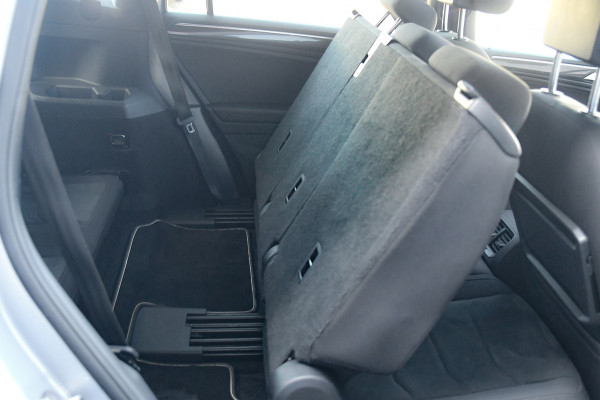 Volkswagen Tiguan Allspace 1.5 TSI R-Line, 7 persoons, Pano, Massage, Dynaudio, ACC, Camera, Dodehoek, Virtual, Trekhaak!