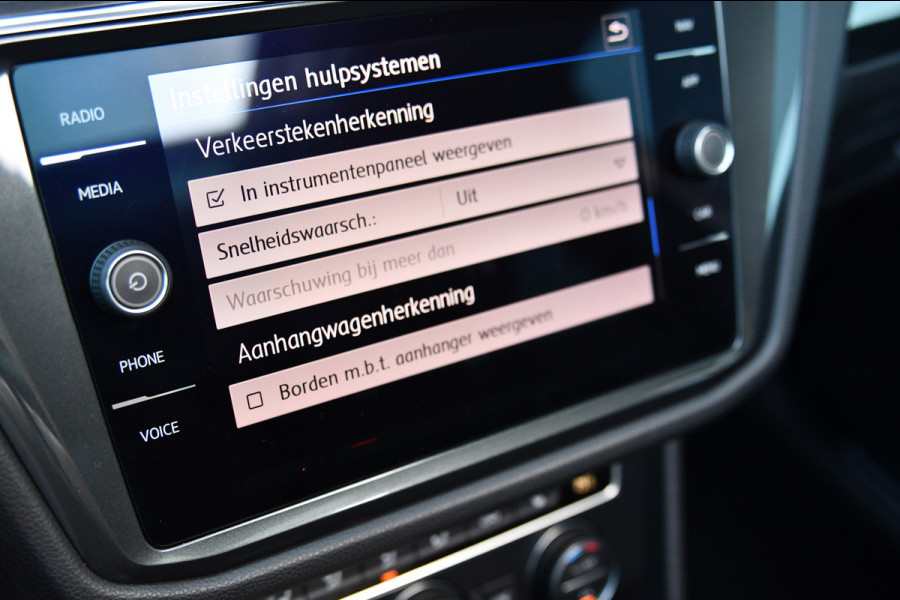 Volkswagen Tiguan Allspace 1.5 TSI R-Line, 7 persoons, Pano, Massage, Dynaudio, ACC, Camera, Dodehoek, Virtual, Trekhaak!