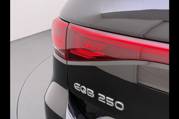 Mercedes-Benz EQB 250 69kWh SOH 97% Camera Apple Carplay Android Auto Stoelverwarming Elek.Achterklep Navi Ecc Cruise Control Pdc Business Line Verschuifbare Achterbank Dodehoekwaarschuwing Isofix DAB+ Bluetooth Lane Assist Led keyless 1e Eigenaar Origineel Nederlandse Auto