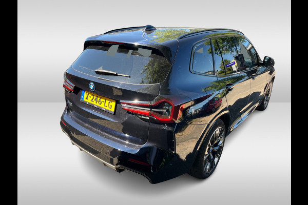 BMW iX3 High Executive 80 kWh / Trekhaak / Panoramadak / 360Camera / Head-up / 20'' / Leder / Harman Kardon / Sfeerverlichting / Dodehoek / DAB / Stuur+Stoelverwarming / ACC