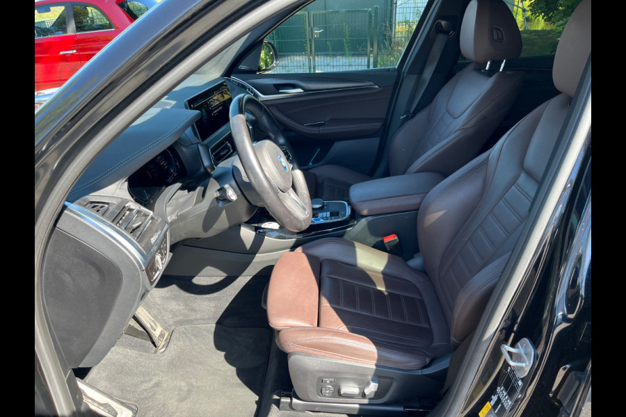 BMW iX3 High Executive 80 kWh / Trekhaak / Panoramadak / 360Camera / Head-up / 20'' / Leder / Harman Kardon / Sfeerverlichting / Dodehoek / DAB / Stuur+Stoelverwarming / ACC