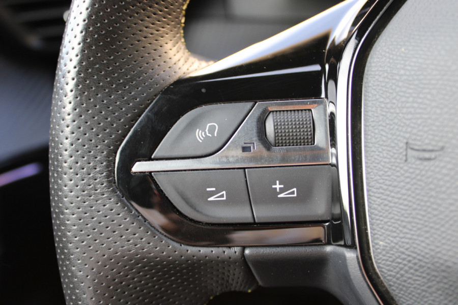 Peugeot e-2008 EV GT 50 kWh | Camera | Navigatie | BLIS | Carplay | Stoelverwarming