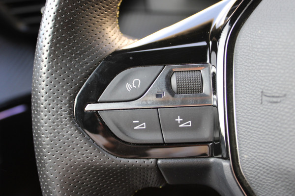 Peugeot e-2008 EV GT 50 kWh | Camera | Navigatie | BLIS | Carplay | Stoelverwarming