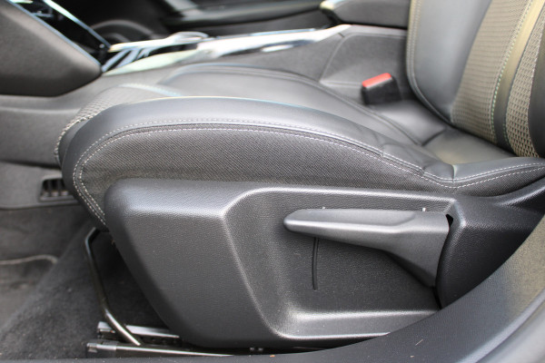 Peugeot e-2008 EV GT 50 kWh | Camera | Navigatie | BLIS | Carplay | Stoelverwarming
